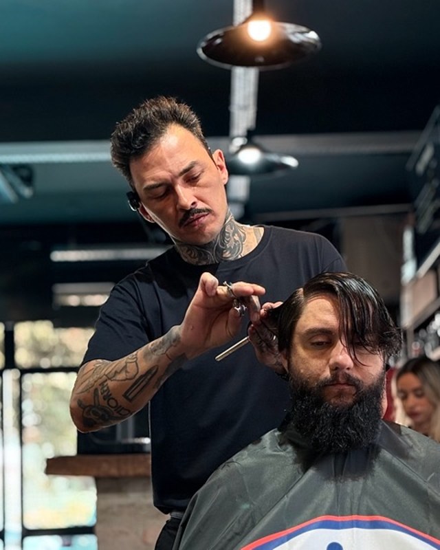 John — Barbeiro & Fundador na Industria Barbershop